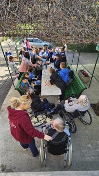 Še preden smo šli skupaj na sprehod, so varovancem doma upokojencev izročili pisma topline.